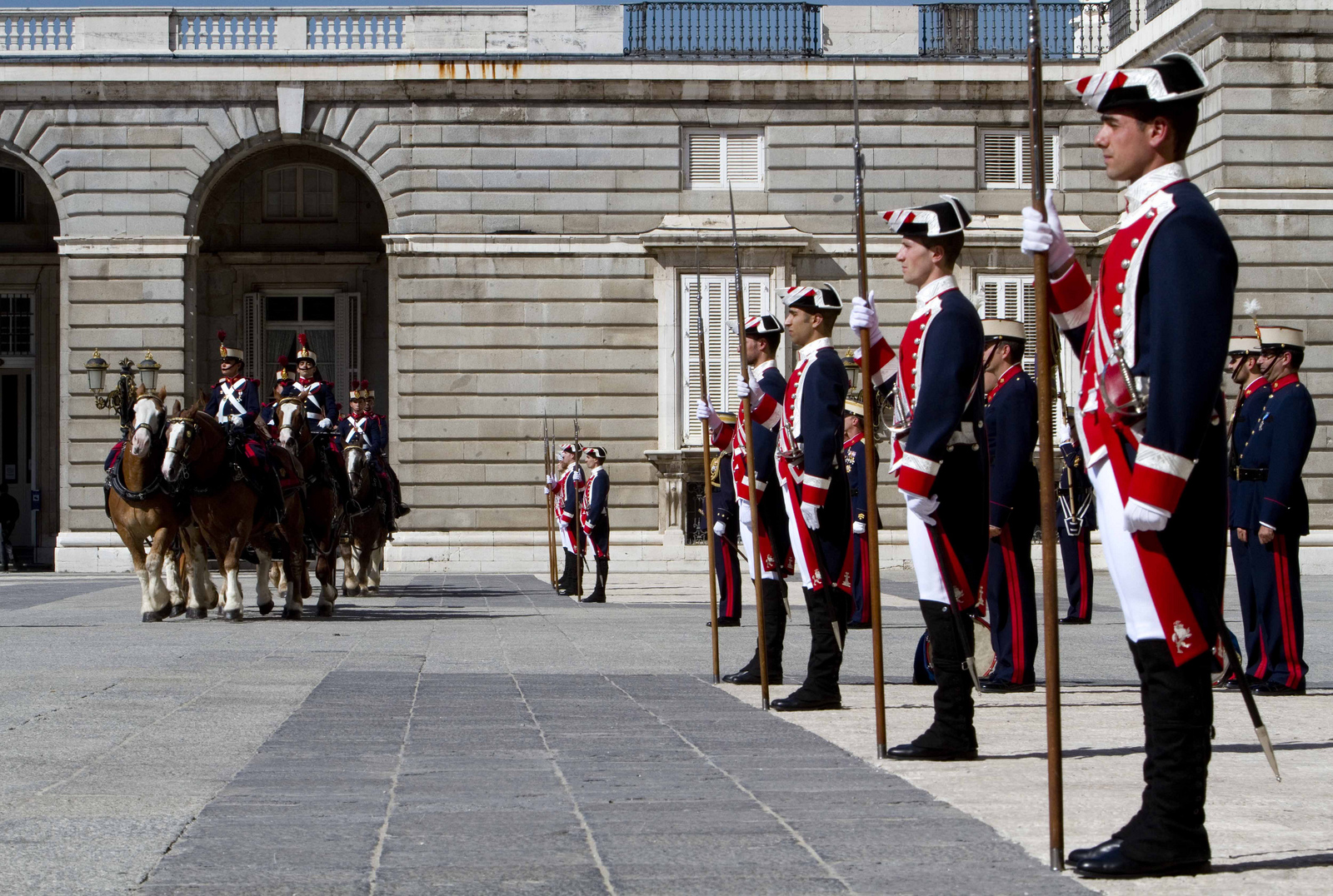 El cambio de guardia en el Palacio Real de Madrid ShMadrid